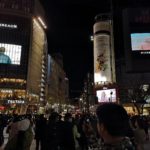 渋谷スクランブル交差点でソフィ・カルの4画面ジャックインスタレーションを鑑賞
