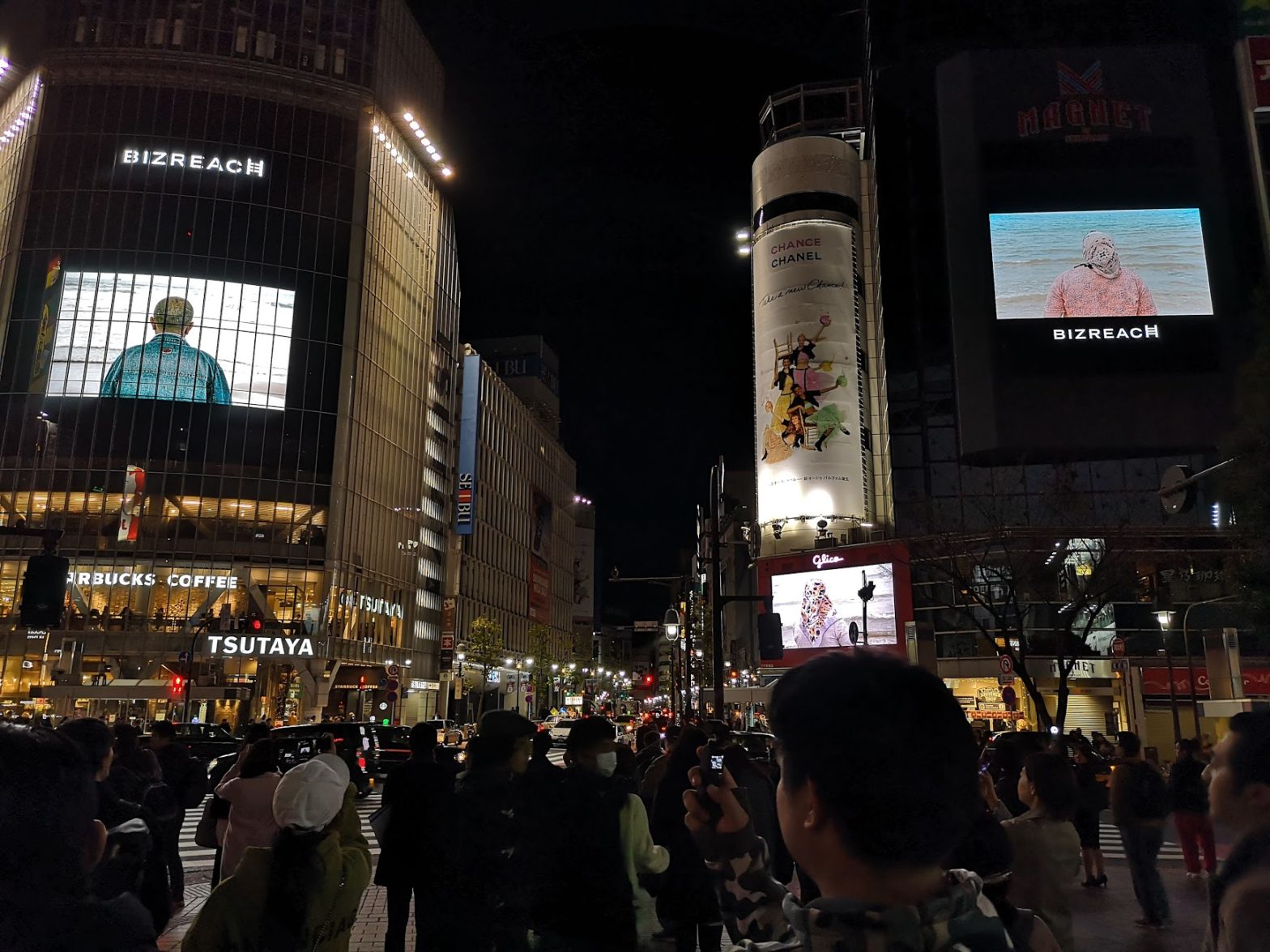 渋谷スクランブル交差点でソフィ・カルの4画面ジャックインスタレーションを鑑賞