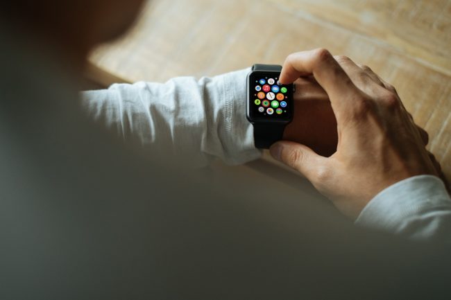 Apple Watch充電器、純正以外のものを使うと発熱と充電スピードの遅さが危険！
